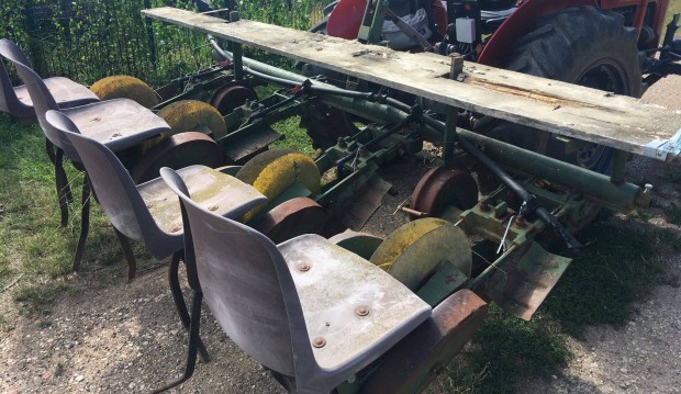 Elad� pal�nt�z�