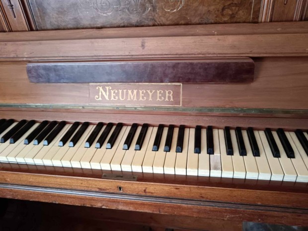Elad pncltks Neumeyer pianino zongora szilvsvradon