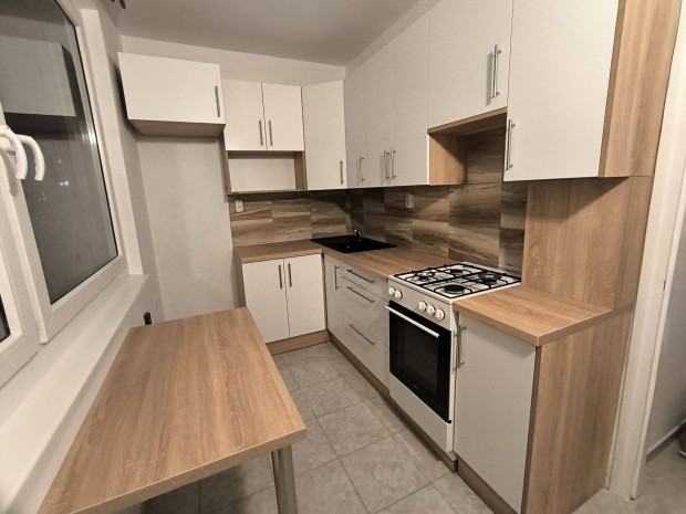 Elad� panel lak�s