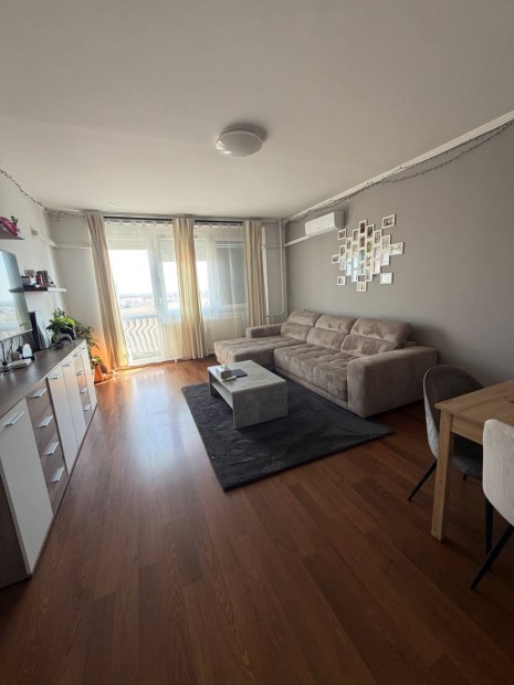 Elad� panel lak�s Sz�zhalombatta