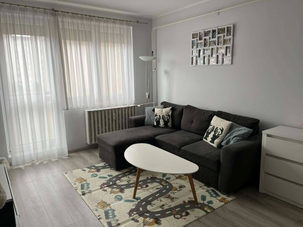 Elad� panel lak�s Sz�kesfeh�rv�r