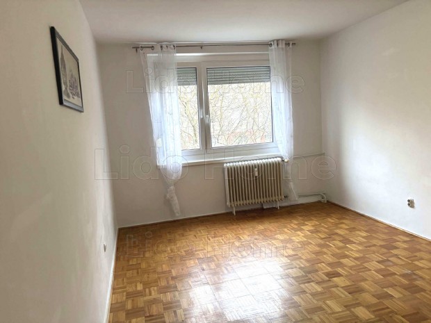 Elad� panel lak�s a Szigethy Attila �ton