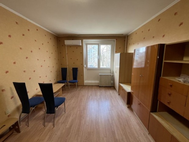 Elad� panellak�s P�csen, a Nagy Imre �ton