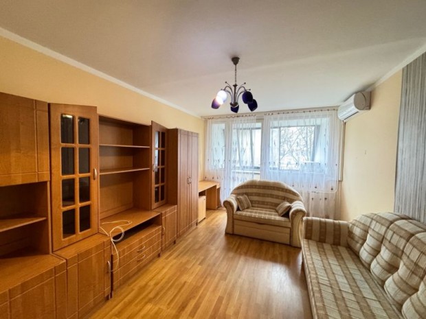 Elad� panellak�s, P�cs