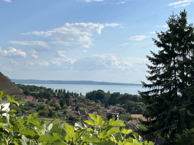 Elad� panor�m�s csal�di h�z Szigligeten