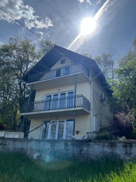 Eladó panorámás családi ház, Dunabogdány