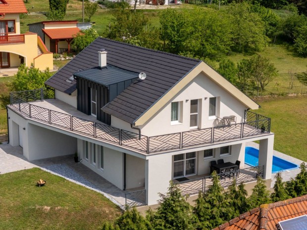 Elad� panor�m�s h�z Cserszegtomajon!