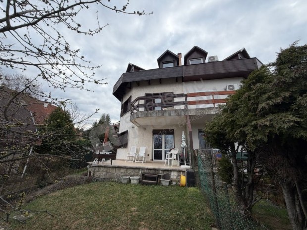 Elad� panor�m�s ikerh�zf�l a III. ker�letben, Remetehegyi �ton