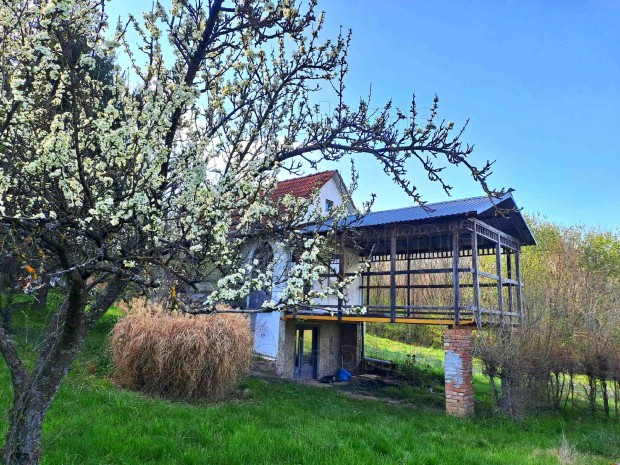 Eladó panorámás zártkerti ingatlan Újudvaron