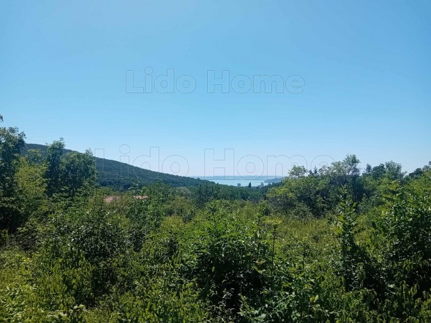 Elad panorms zrtkerti telek Balatonfreden