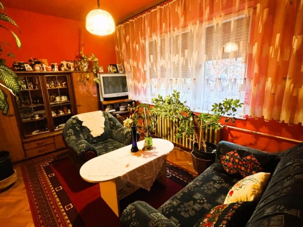 Elad� pet�fib�nyai t�glalak�s