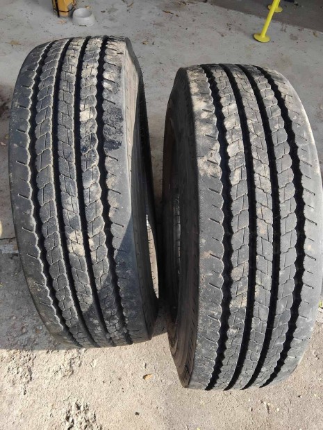 Elad pirelli 235/75 R 17.5 gumi