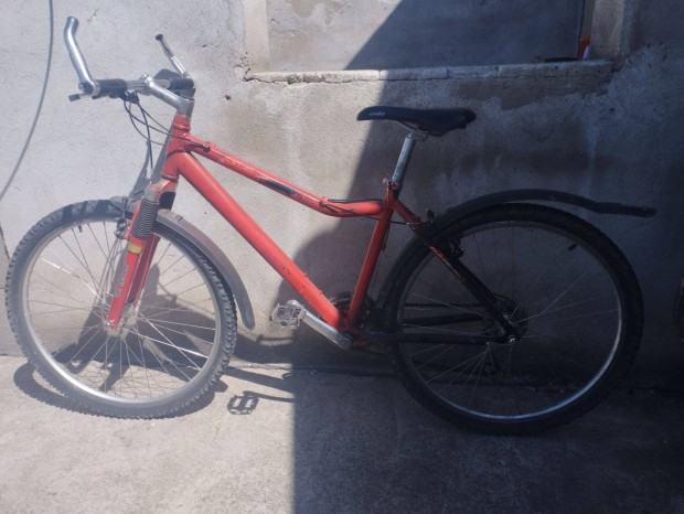 Elad piros bicikli