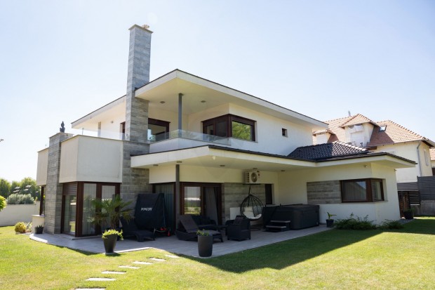 Elad prmium csaldi hz Bicske kzponti, mgis csendes rszn