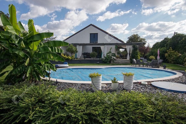 Elad� pr�mium kateg�ri�s csal�di h�z �reghegyen!