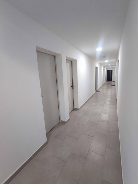 Elad� priv�t t�rol�helyis�g, a kom�romi f�rd� szomsz�ds�g�ban