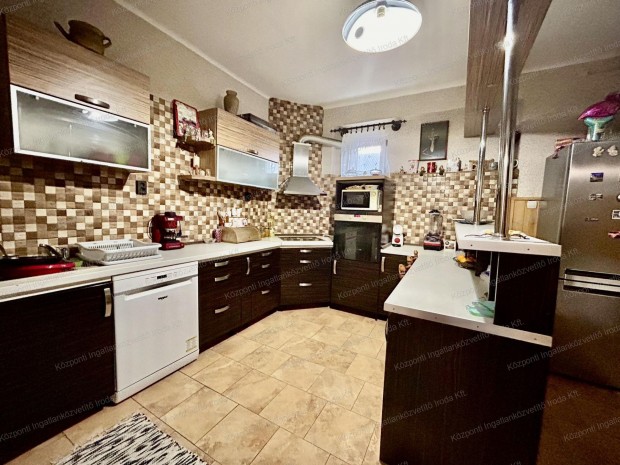 Elad remek llapotban lv, 140m2-es csaldi hz Alsgalln