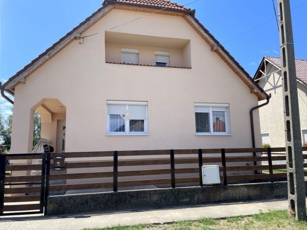 Elad� rendezett, sz�p csal�di h�z, Kunadacs k�zpontj�ban