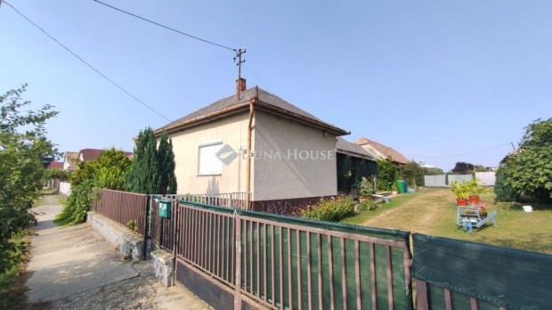 Elad� r�szben fel�j�tott csal�di h�z Gam�son