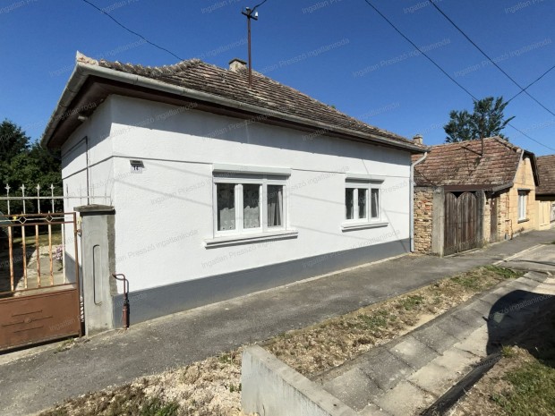 Elad� r�szben fel�j�tott csal�di h�z G�g�nf�n