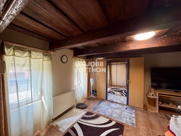 Elad� r�szben fel�j�tott h�z Cegl�d frekvent�lt hely�n