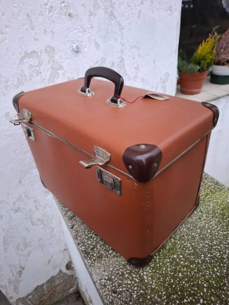 Elad� retr� b�r�nb