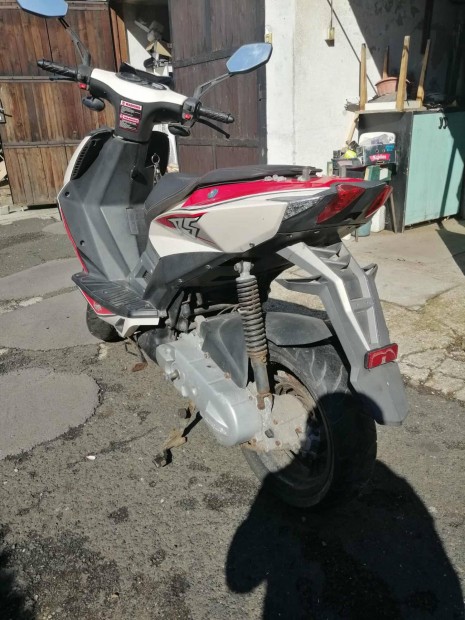 Elad robog Motowell