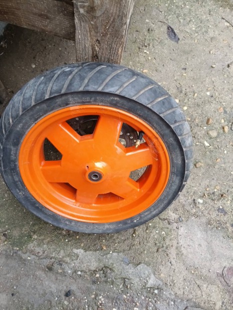 Elad� robog� kerekek