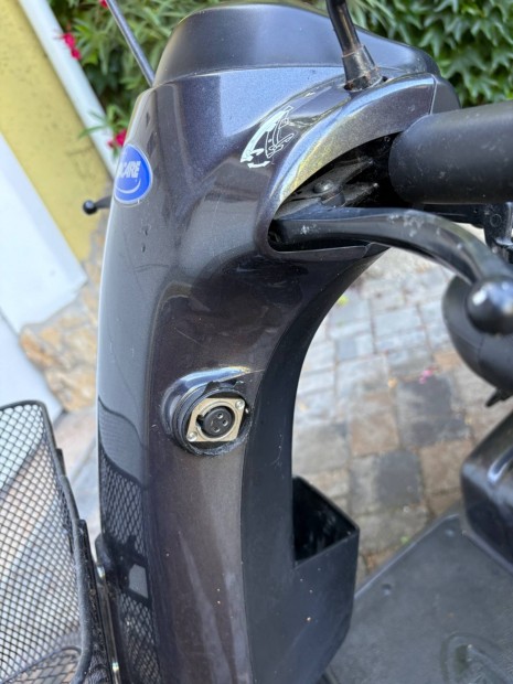 Elad rokkant kocsi, moped