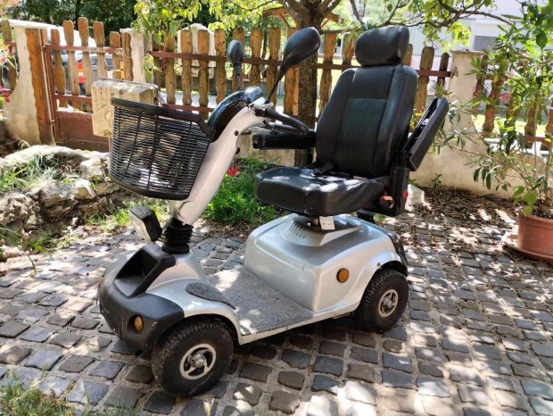Eladó rokkant robogó - négykerekű, stabil, kényelmes