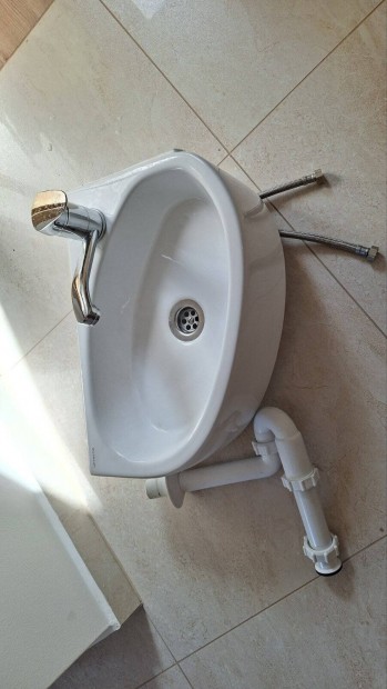 Elad� sarok mosd�kagyl� csapeleppel,hozz� tartoz� lefoly�szettel.