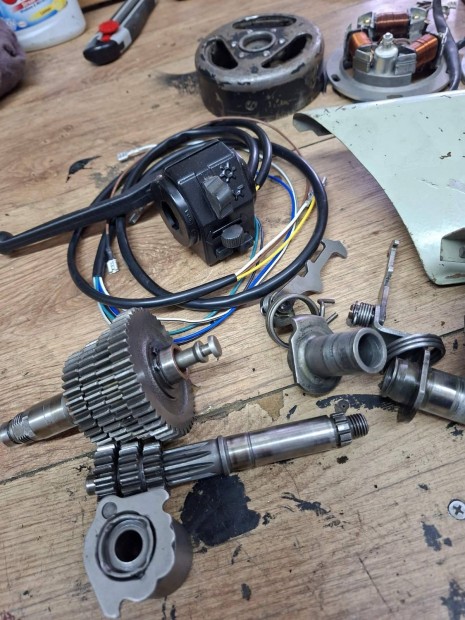 Elad� simson alkatr�szek 