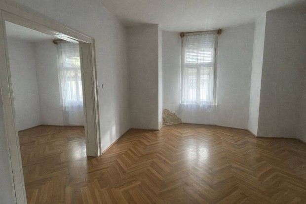 Elad� sokoldal�an hasznos�that� f�ldszinti ingatlan Mozsg� k�zpontj�ba