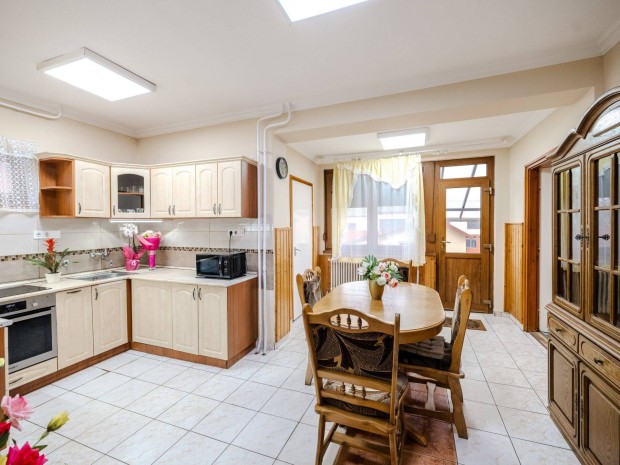 Elad� sokoldal�an hasznos�that� ingatlan �jfeh�rt� k�zpontj�ban!