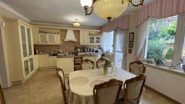 Elad� sorh�z Szeksz�rdon