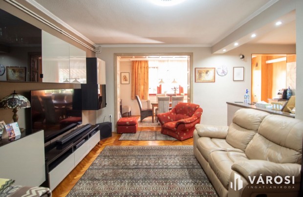 Elad� sorh�z saj�t udvarral �s gar�zzsal