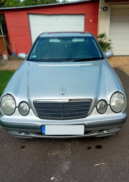 Eladó szalon állapotú Mercedes Benz E220 Classic