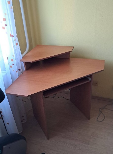 Eladó számítógép asztal irodai sarok