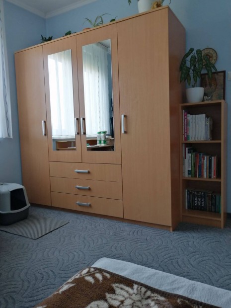 Eladó szekrény bükk színben