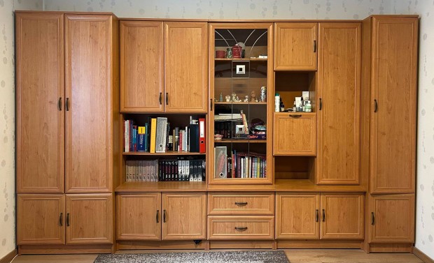 Elad� szekr�nysor