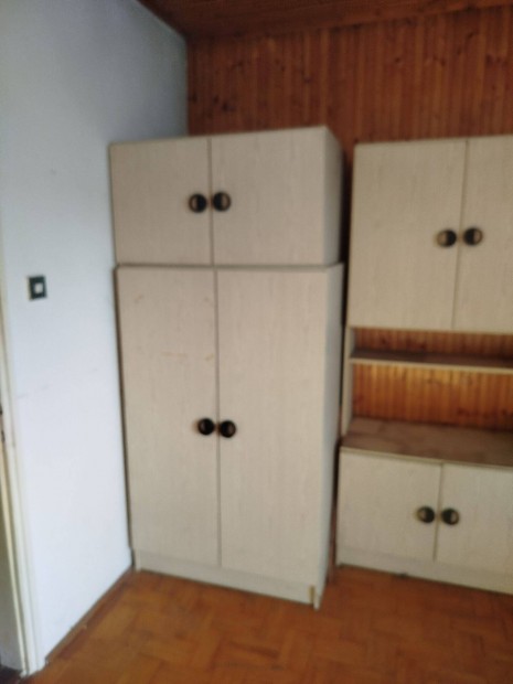 Elad� szekr�nysor