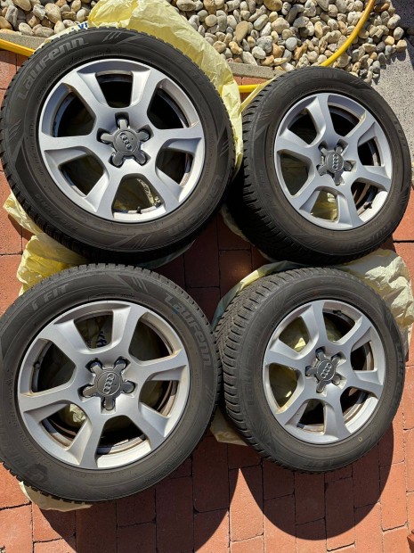 Eladó szép állapotú gyári Audi alufelni 16col 4 db téli gumival,kupak