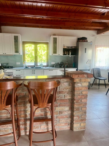 Elad� sz�p �llapot� h�zr�sz Pilisborosjen�n nagy csal�dosoknak is!