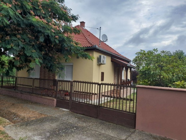 Elad� sz�p csal�di h�z Dr�vatam�siban