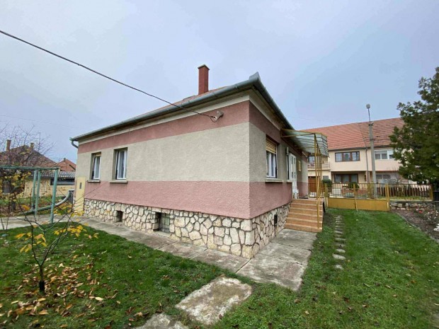 Elad� szeretett csal�di h�z P�pa belv�ros�ban