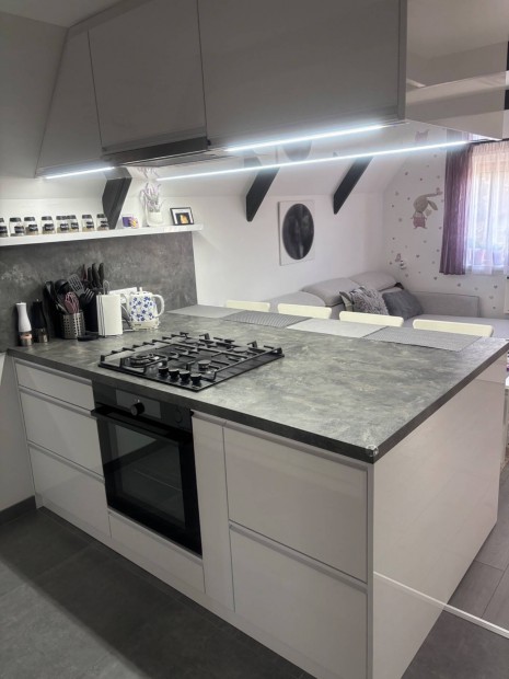 Elad� szeretett tet�t�r-be�p�t�ses otthonunk Tata hat�r�ban,Szom�don