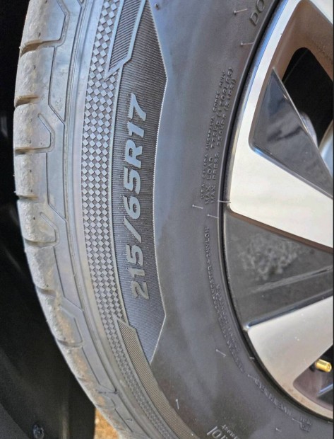 Elad� szinte �j gumiabroncs szett