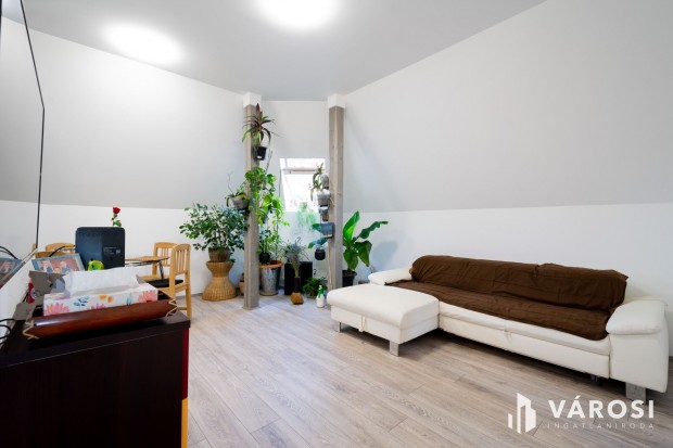 Elad� szinte �j lak�s G�d�n: nappali + 2 h�l� + 2 aut�be�ll�