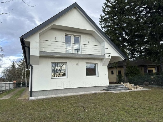 Elad� t�gas csal�di h�z Si�fokon!