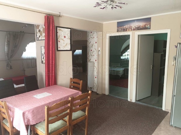 Elad� t�gas csal�di h�z �zlethelyis�ggel Si�fok sz�v�ben.